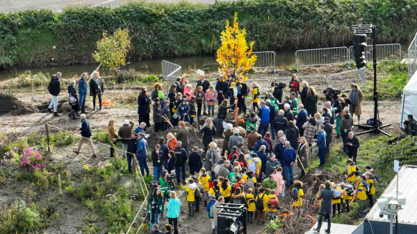 Minister van der Wal (Stikstof en Natuur) plant boom op de Nationale Boomfeestdag in Zundert
